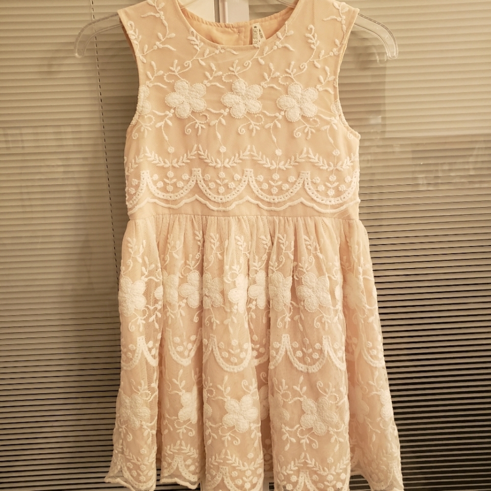 Girls size 9/10 pink lace dress.